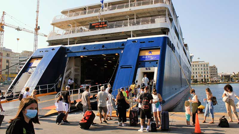 toeristen stappen op een ferryboot